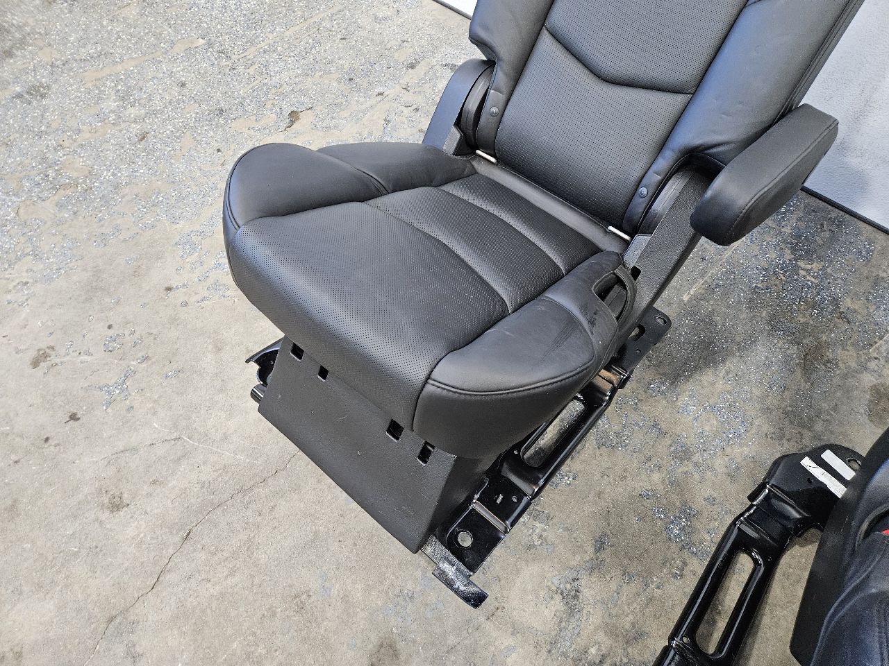 2015 ESCALADE 2ND ROW REAR SEATS PLATINUM BLACK 27390 - image 14