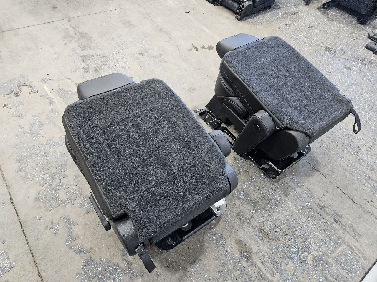 2015 ESCALADE 2ND ROW REAR SEATS PLATINUM BLACK 27390 - image 1