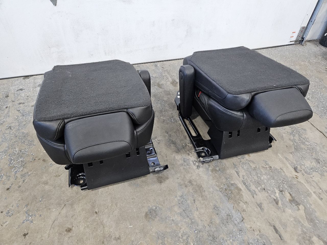 2015 ESCALADE 2ND ROW REAR SEATS PLATINUM BLACK 27390 - image 4