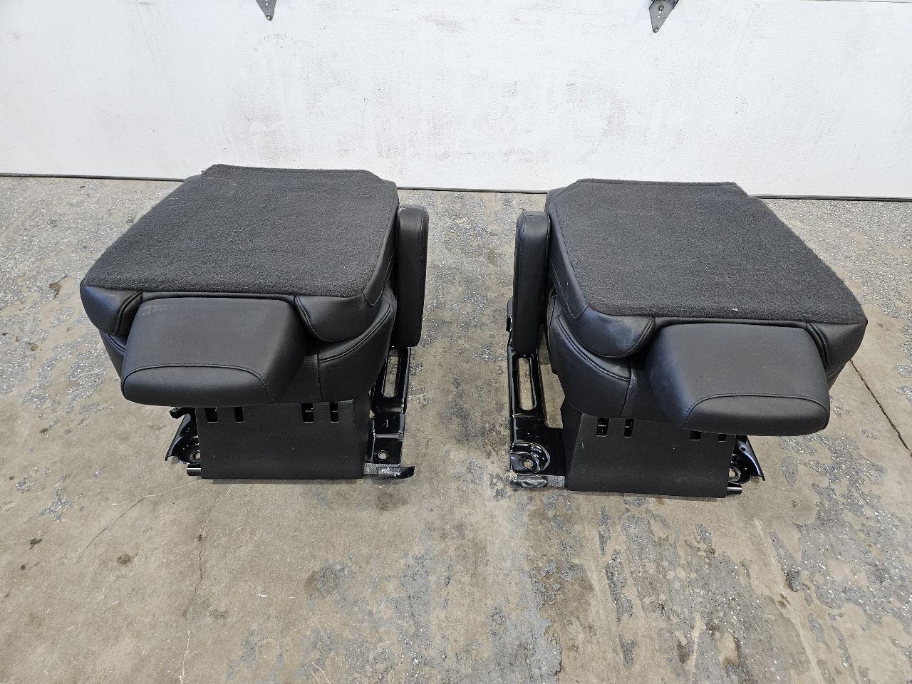 2015 ESCALADE 2ND ROW REAR SEATS PLATINUM BLACK 27390 - image 5