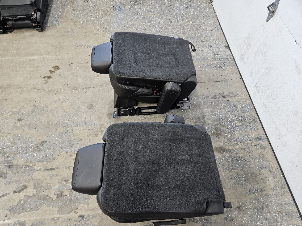 2015 ESCALADE 2ND ROW REAR SEATS PLATINUM BLACK 27390 - image 7