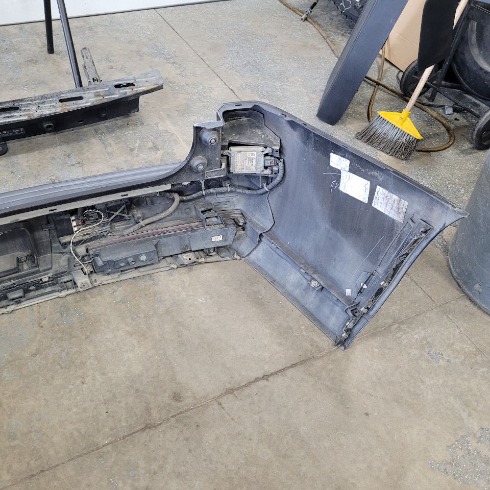 2015 ESCALADE REAR BUMPER W/REBAR IRIDIUM METALLIC 27394 - image 8