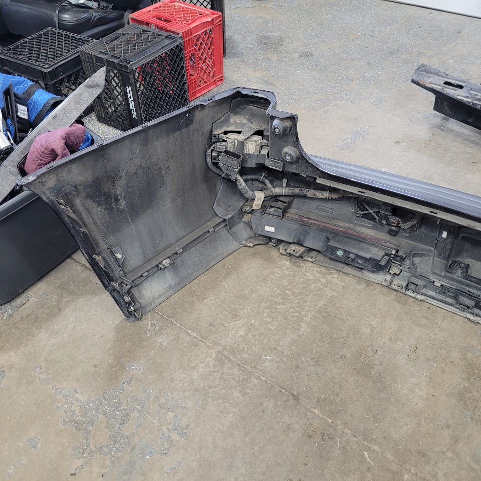 2015 ESCALADE REAR BUMPER W/REBAR IRIDIUM METALLIC 27394 - image 9