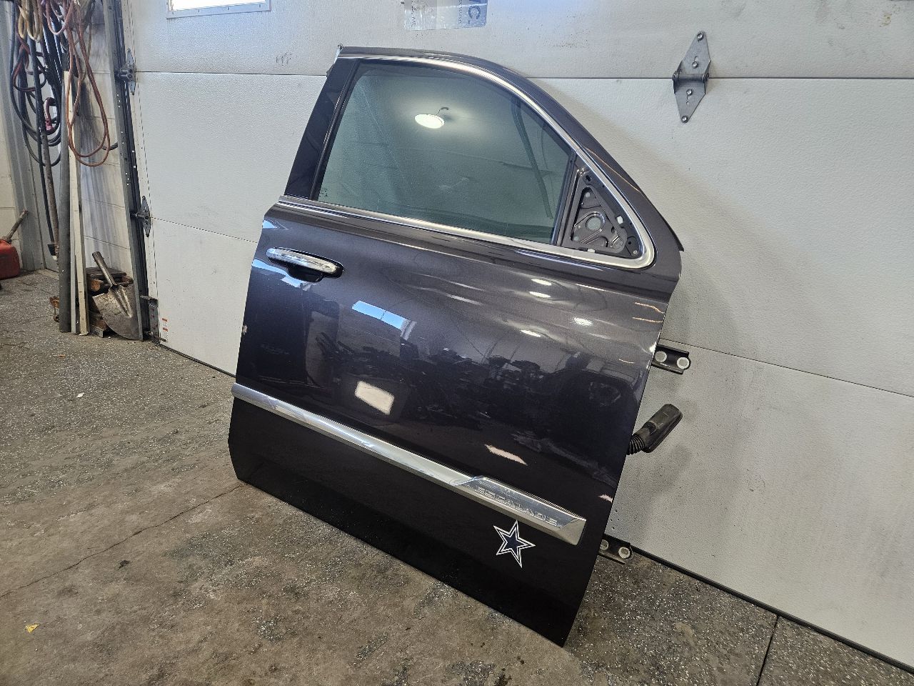 2015 ESCALADE RH FRONT DOOR IRIDIUM GXG 121V 27404 - image 4