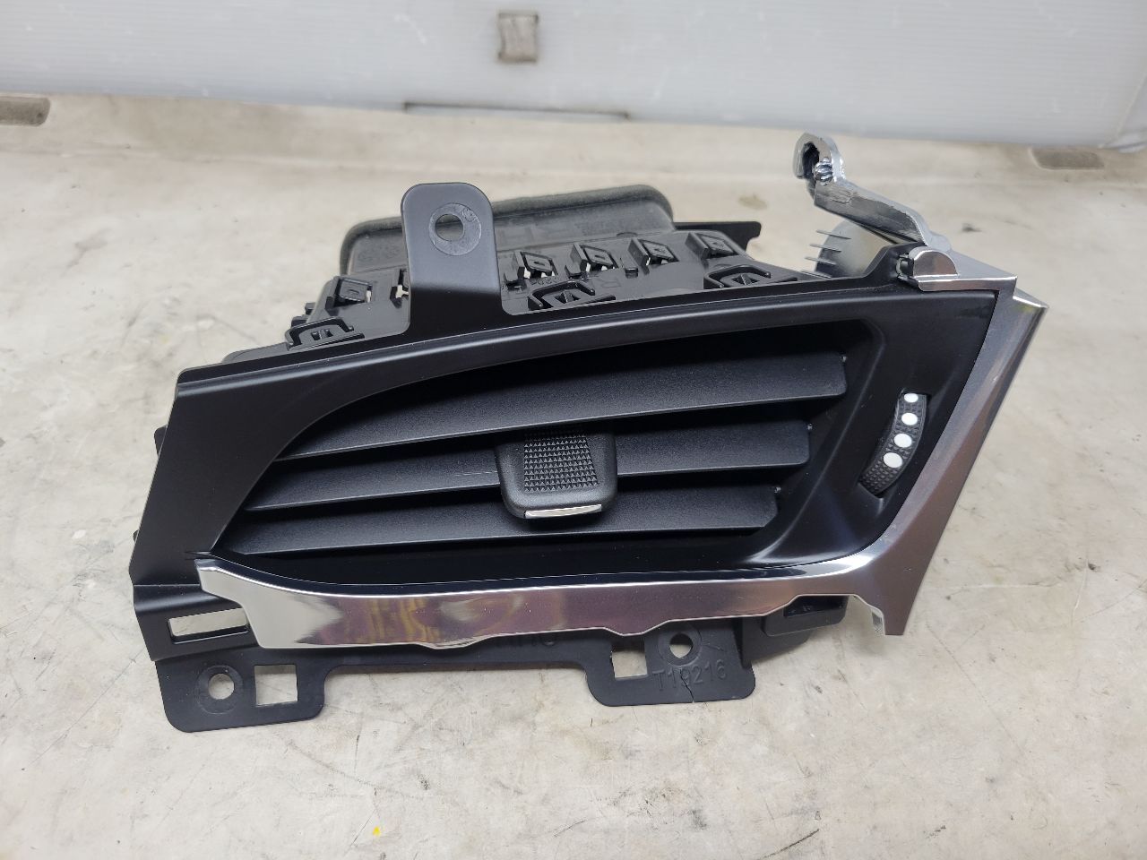 2015 ESCALADE RH PASSENGER OUTER DASH VENT 27431 - image 2
