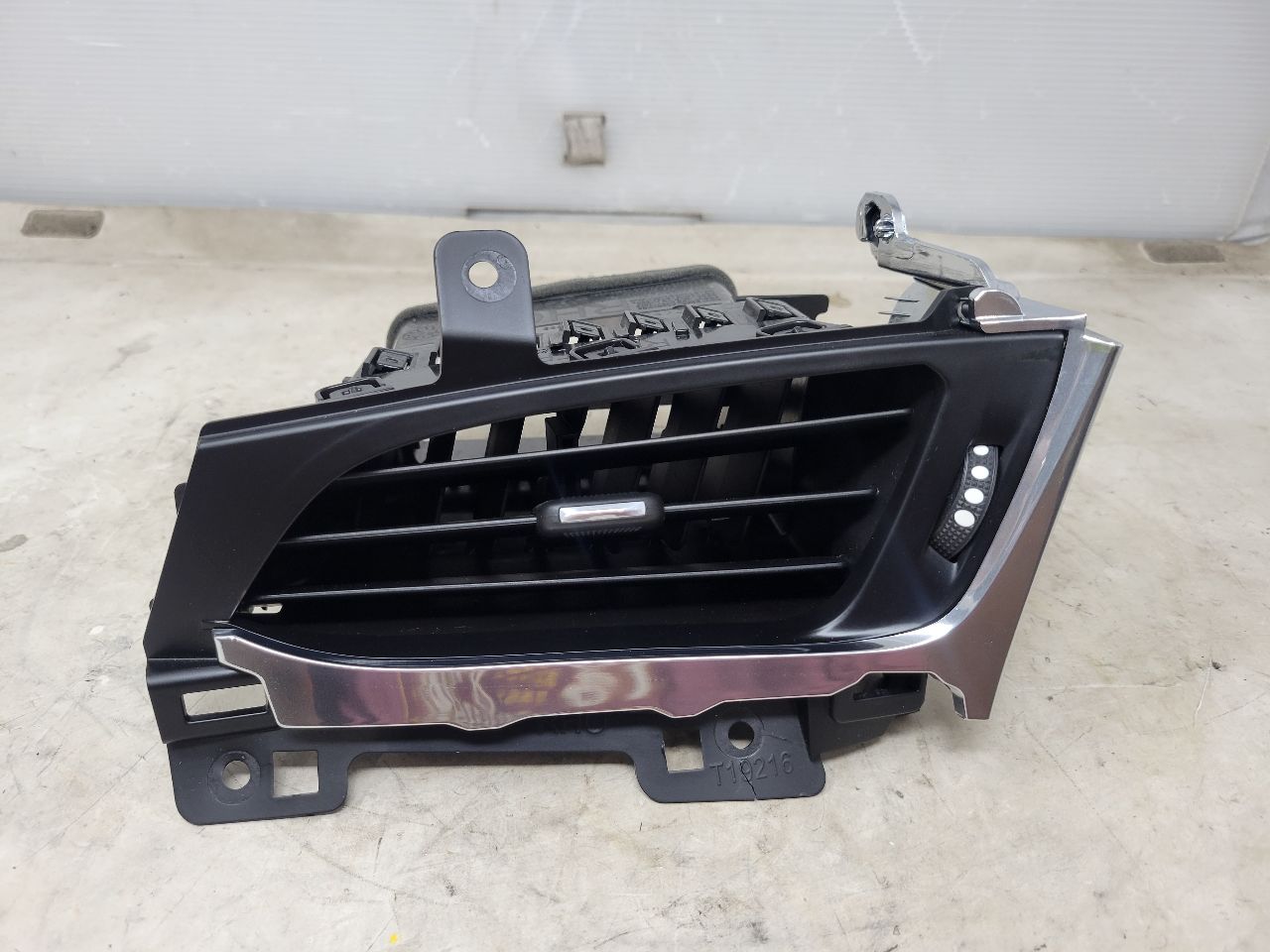 2015 ESCALADE RH PASSENGER OUTER DASH VENT 27431 - image 3