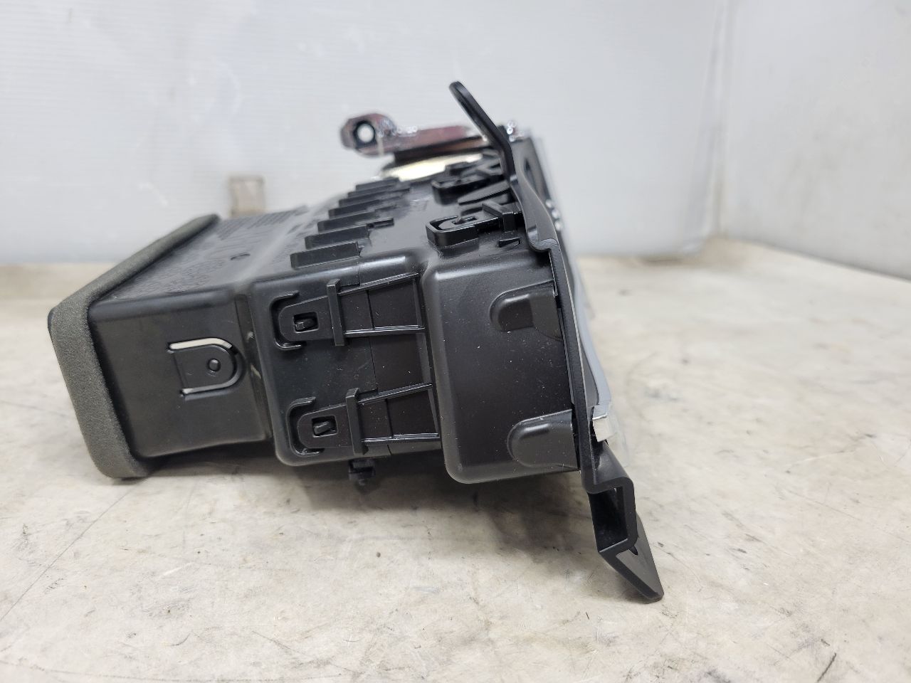 2015 ESCALADE RH PASSENGER OUTER DASH VENT 27431 - image 6