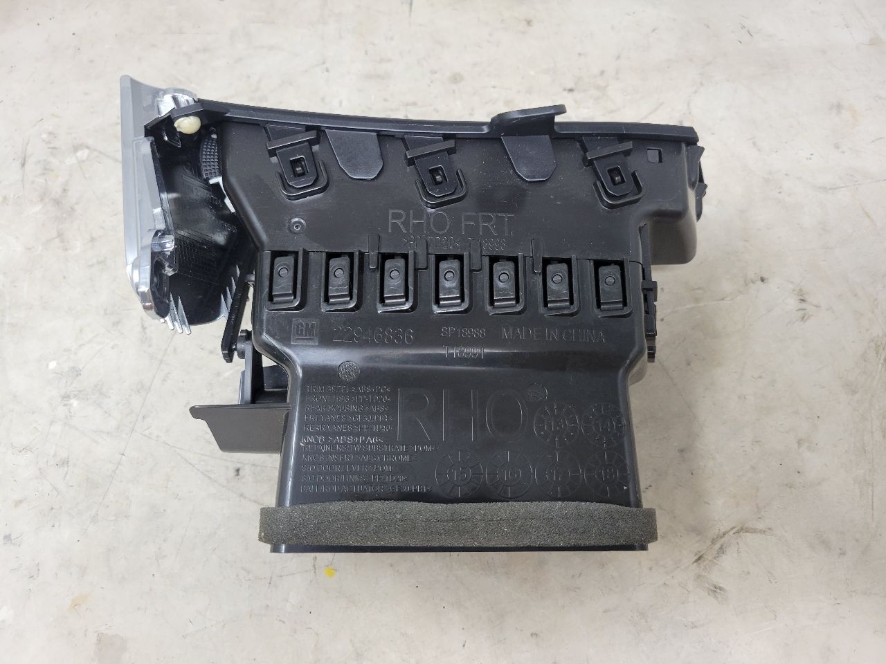 2015 ESCALADE RH PASSENGER OUTER DASH VENT 27431 - image 7
