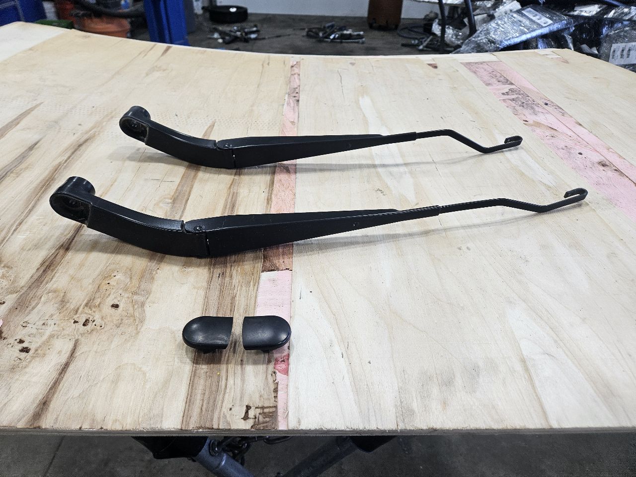 2015 ESCALADE FRONT WINDSHIELD WIPER ARMS PAIR 27457 - image 1