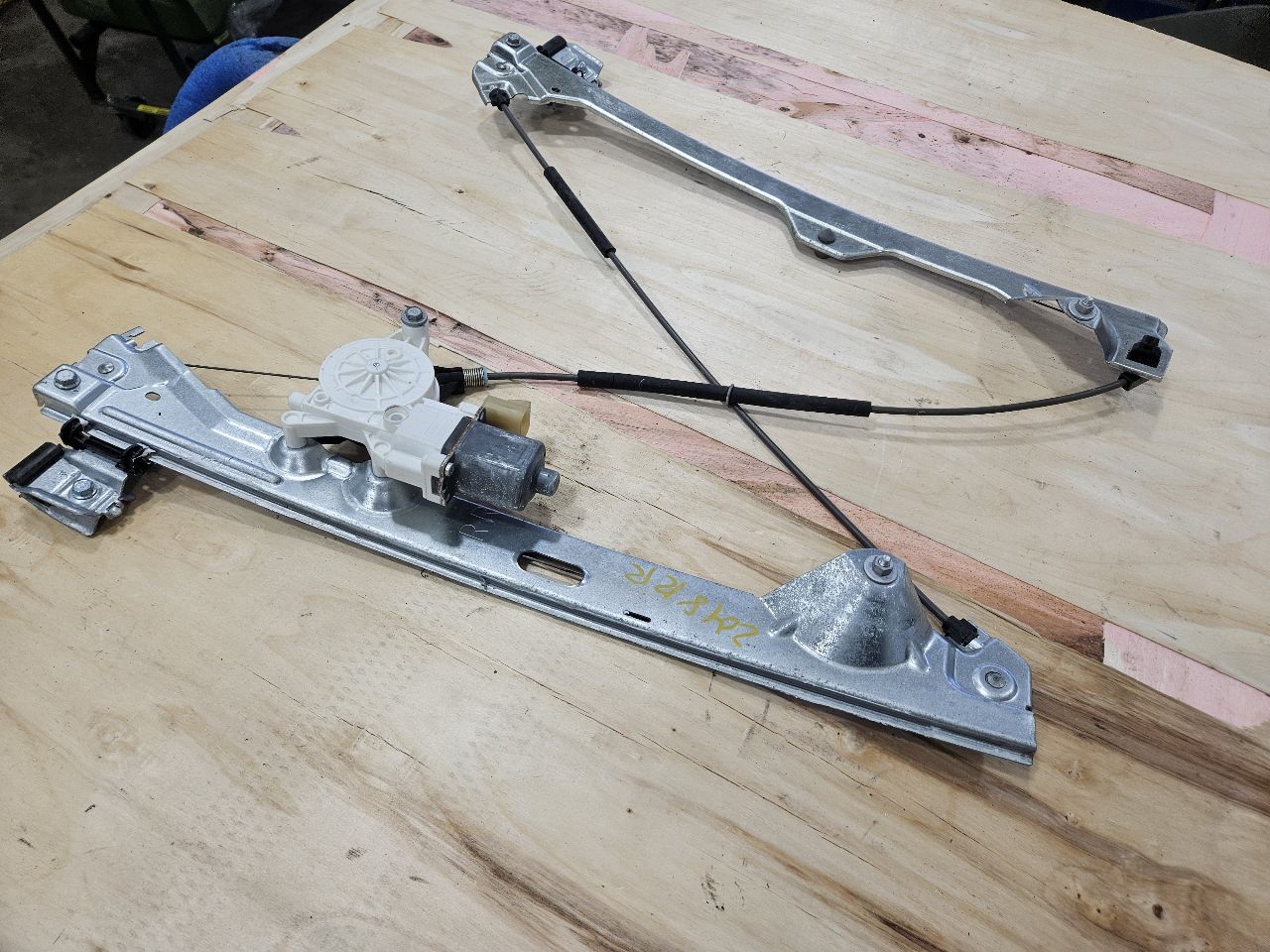 2013 ESCALAESV RH REAR DOOR WINOW REGULATOR MOTOR 27480 - image 4