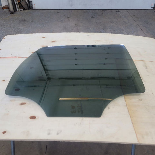 2014 ESCALADE RH PASSENGER REAR DOOR GLASS 27509 - image 1