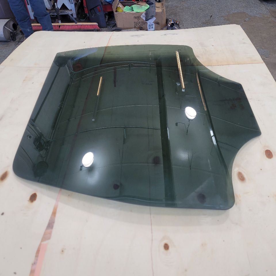 2014 ESCALADE RH PASSENGER REAR DOOR GLASS 27509 - image 2