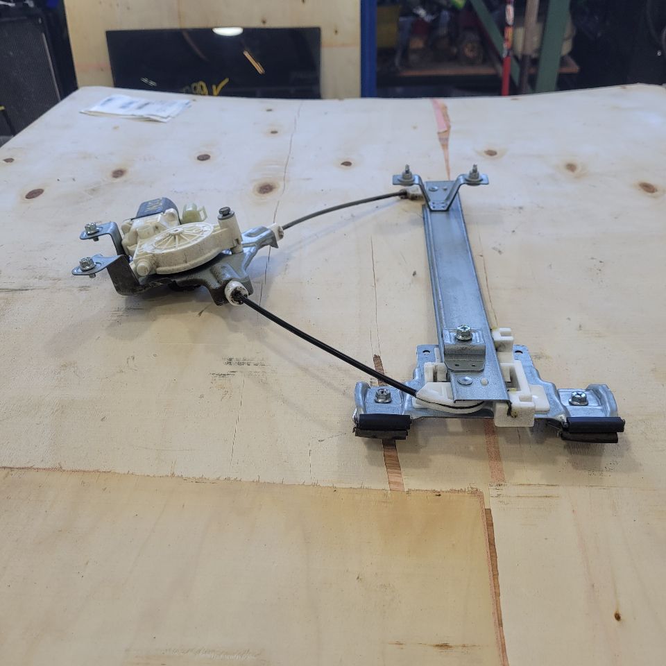 2014 ESCALADE LH REAR WINDOW REGULATOR & MOTOR 27512 - image 4