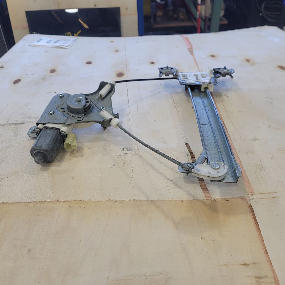 2014 ESCALADE LH REAR WINDOW REGULATOR & MOTOR 27512 - image 9