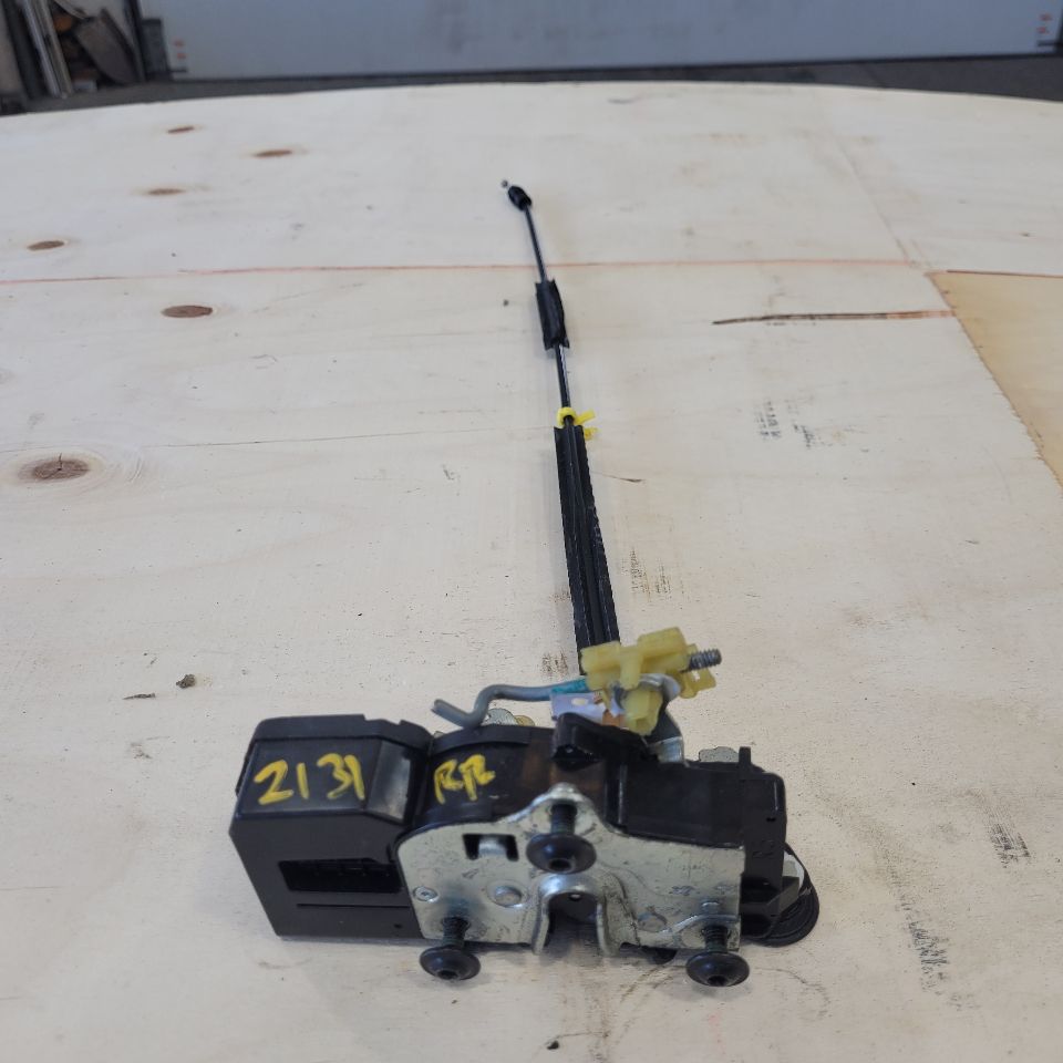 2014 ESCALADE RH REAR DOOR LATCH LOCK ACTUATOR 27515 - image 1
