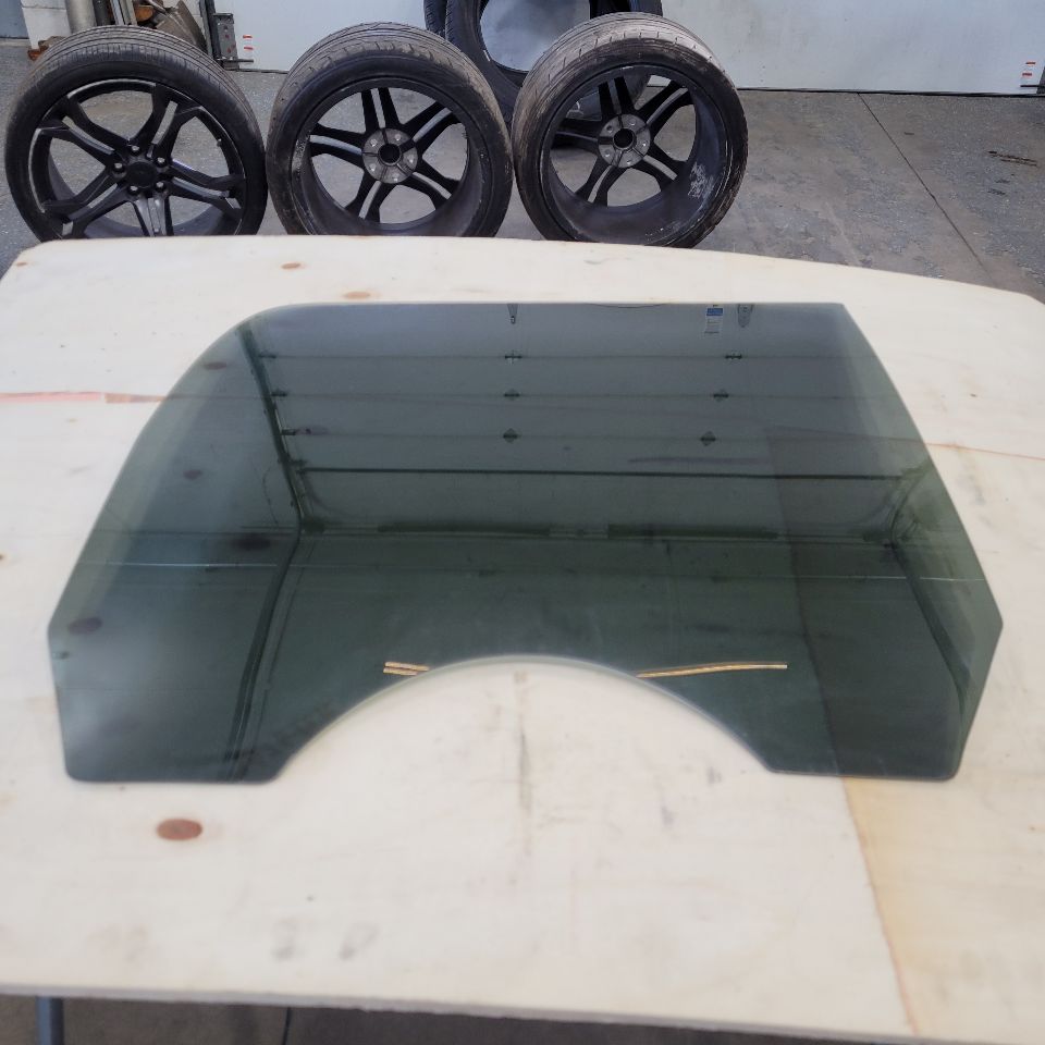2013 ESCALAESV RH PASSENGER REAR DOOR GLASS 27526 - image 1