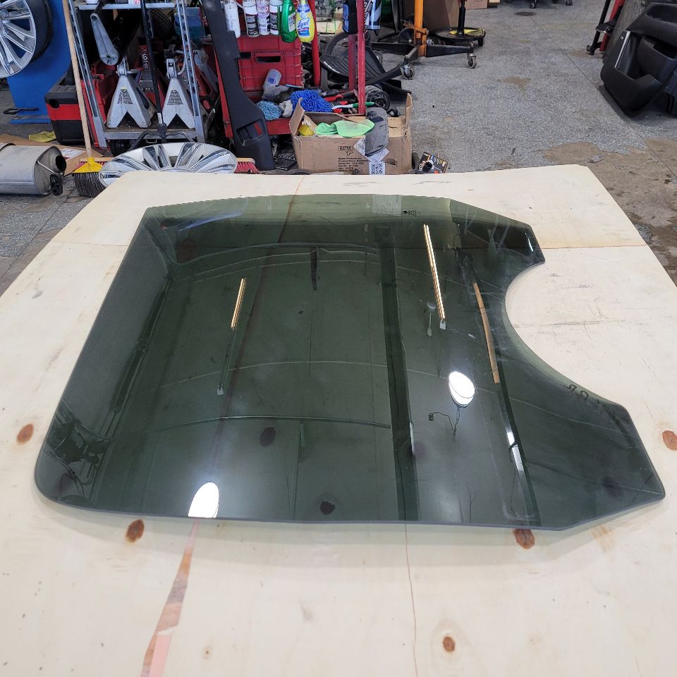2013 ESCALAESV RH PASSENGER REAR DOOR GLASS 27526 - image 2