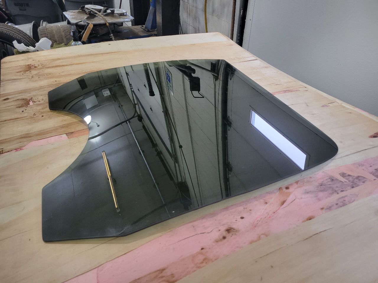 2013 ESCALAESV LH DRIVER REAR DOOR GLASS 27564 - image 3