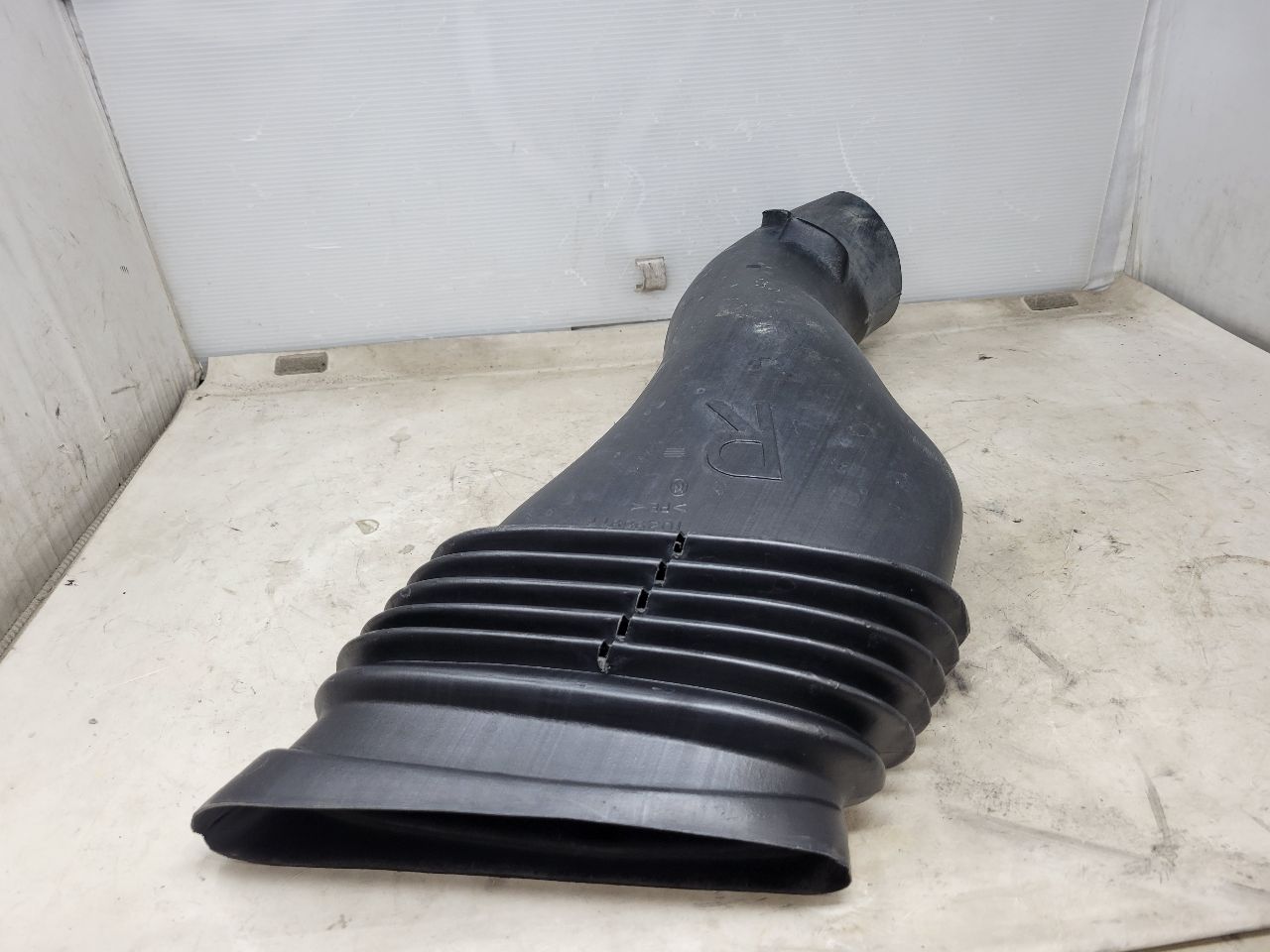 1998 CORVETTE RH FRONT COOLING BRAKE DUCT 27660 - image 3