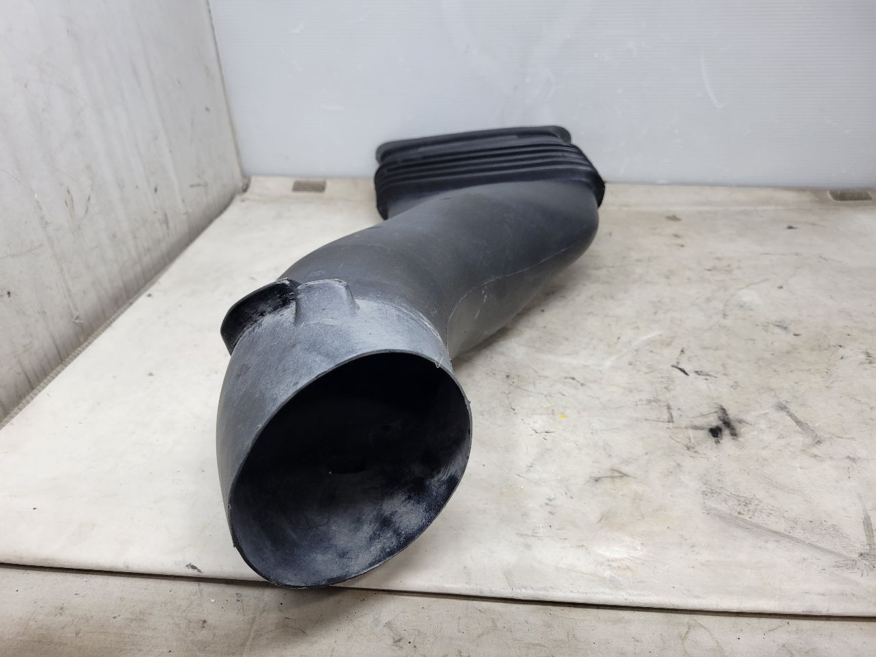 1998 CORVETTE RH FRONT COOLING BRAKE DUCT 27660 - image 6