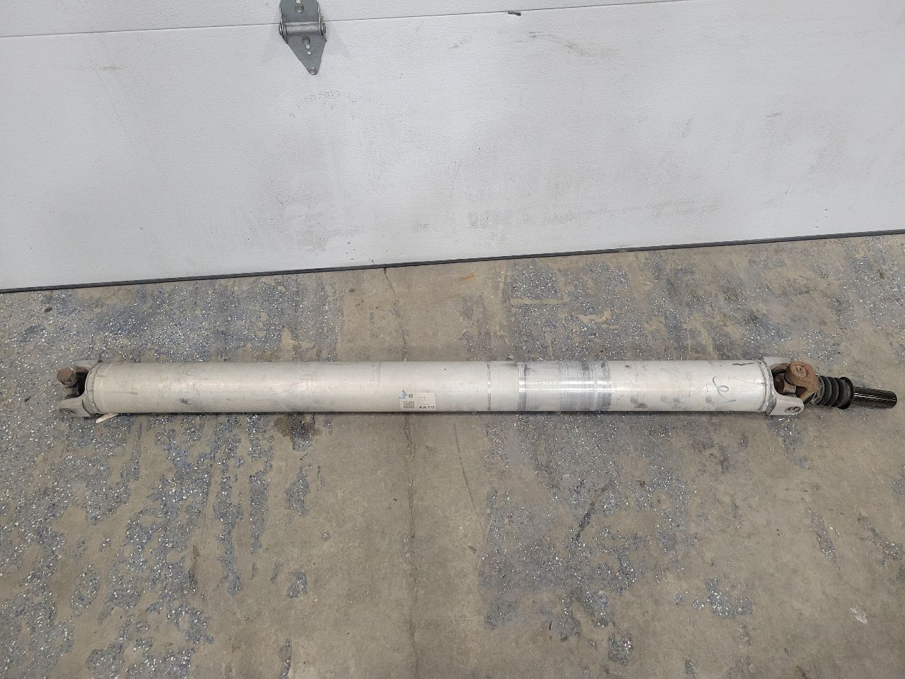 2015 ESCALADE 2WD REAR DRIVESHAFT 23469165 83K 27724 - image 1