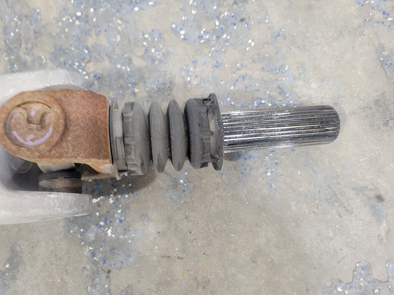 2015 ESCALADE 2WD REAR DRIVESHAFT 23469165 83K 27724 - image 4