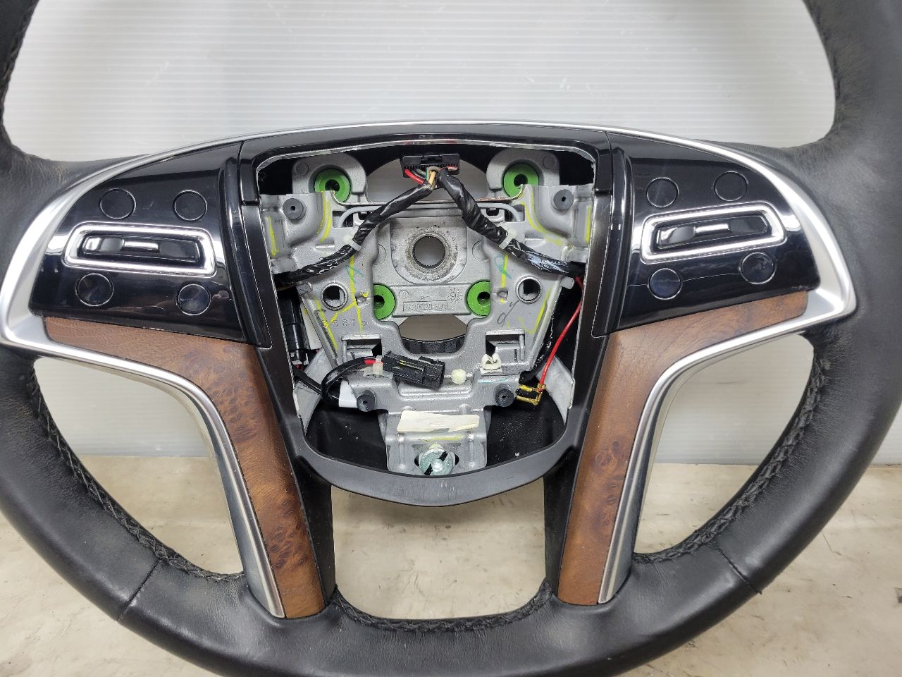 2017 ESCALADE OEM STEERING WHEEL HEATED LEATHER 27738 - image 2