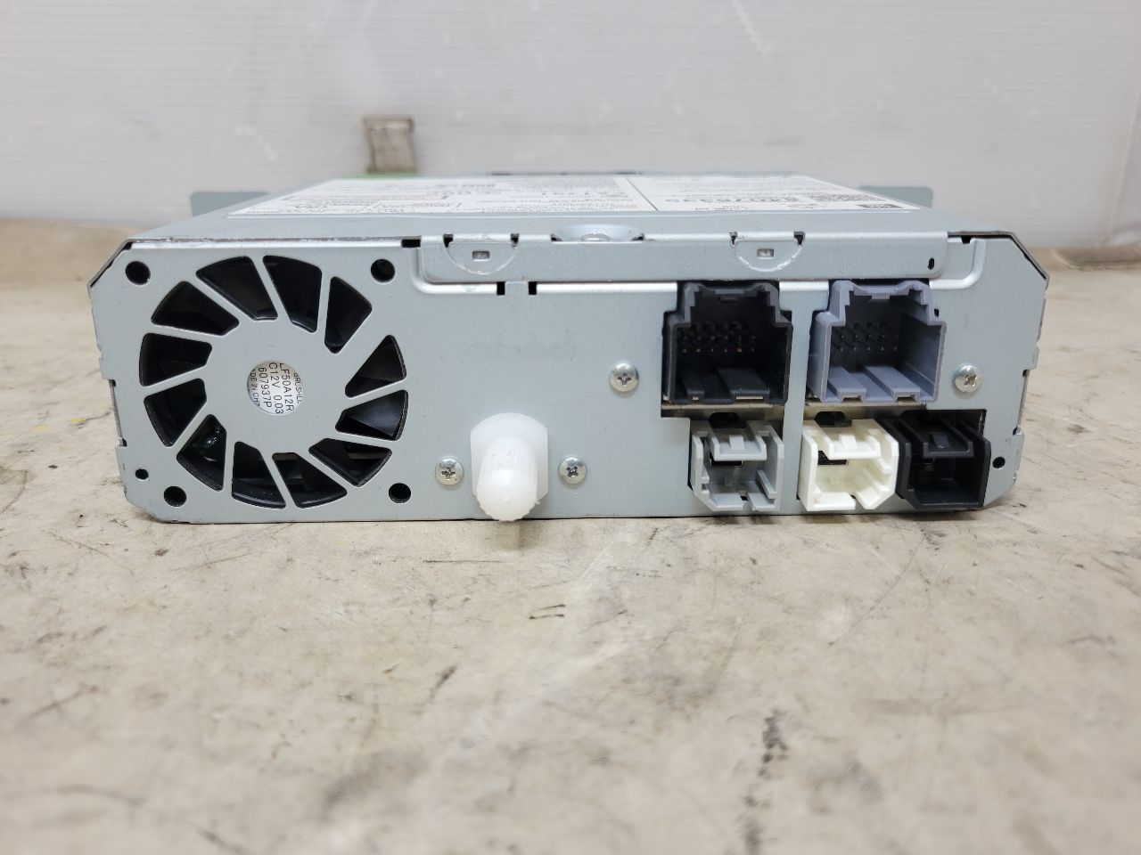 2017 ESCALADE DASH MOUNTED DVD PLAYER 84076335 27751 - image 4