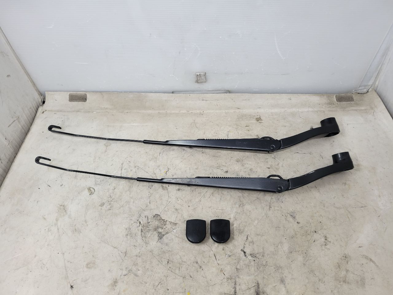 2017 ESCALADE FRONT WINDSHIELD WIPER ARMS PAIR 27760 - image 2
