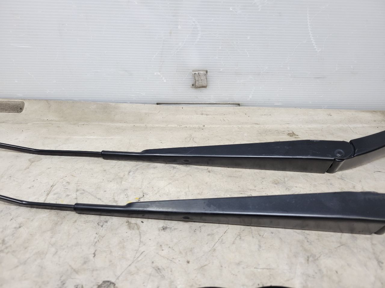 2017 ESCALADE FRONT WINDSHIELD WIPER ARMS PAIR 27760 - image 4