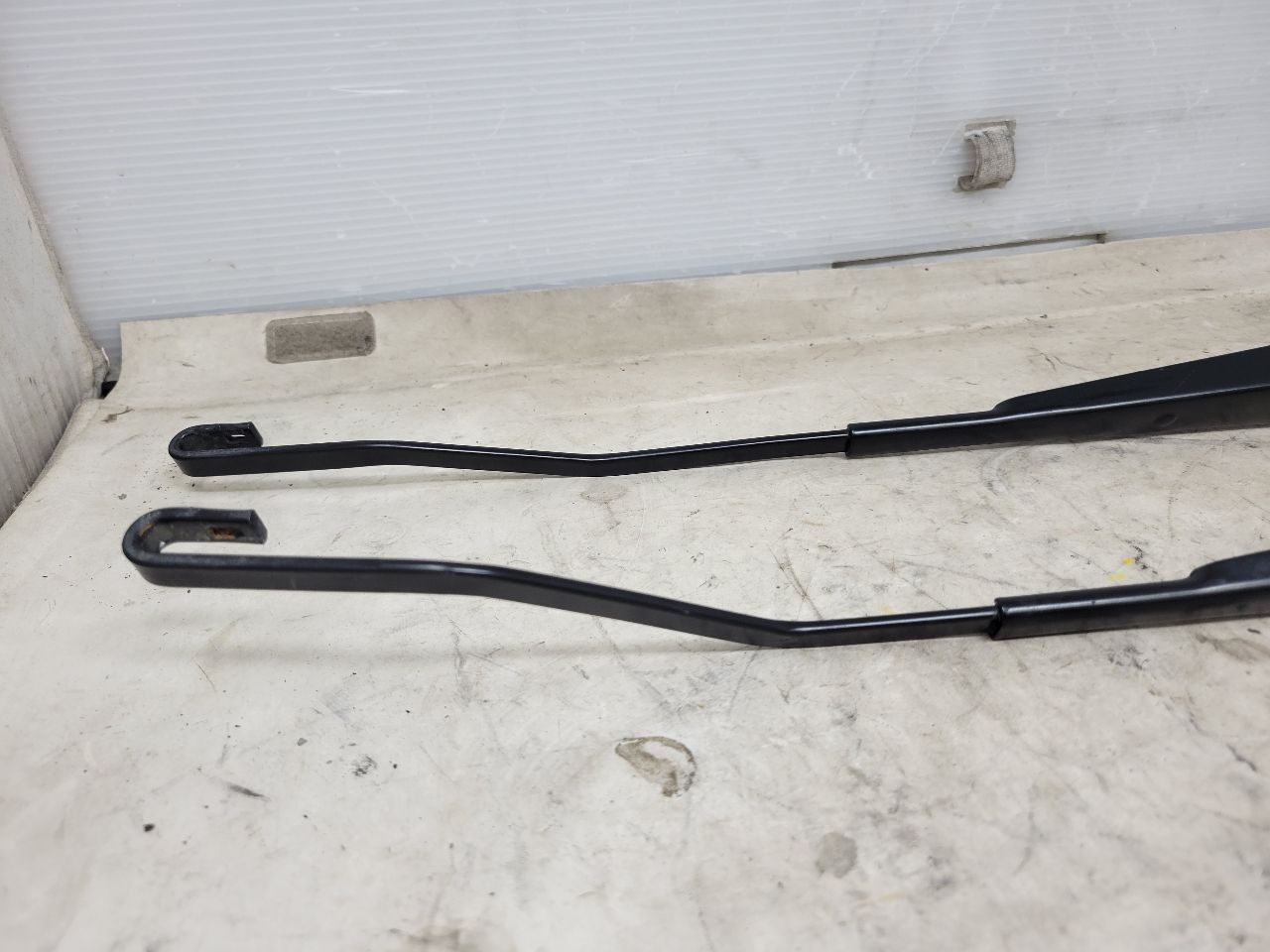 2017 ESCALADE FRONT WINDSHIELD WIPER ARMS PAIR 27760 - image 5