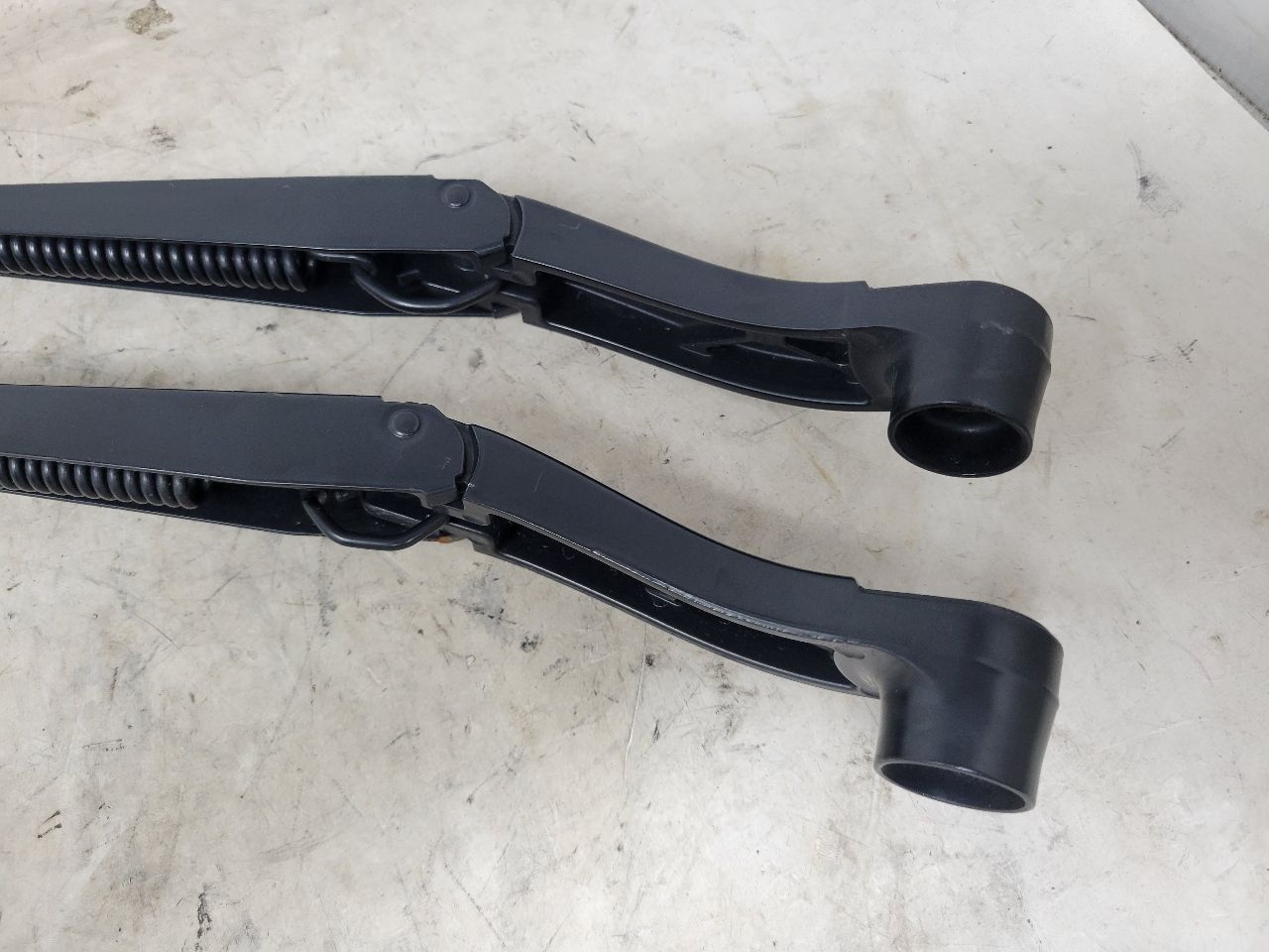 2017 ESCALADE FRONT WINDSHIELD WIPER ARMS PAIR 27760 - image 9