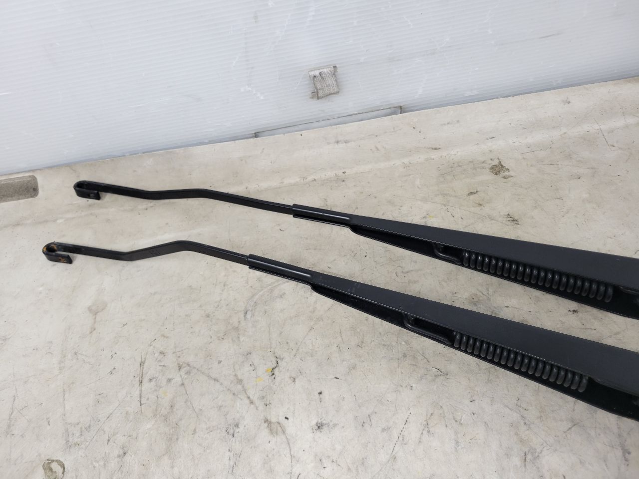 2017 ESCALADE FRONT WINDSHIELD WIPER ARMS PAIR 27760 - image 10