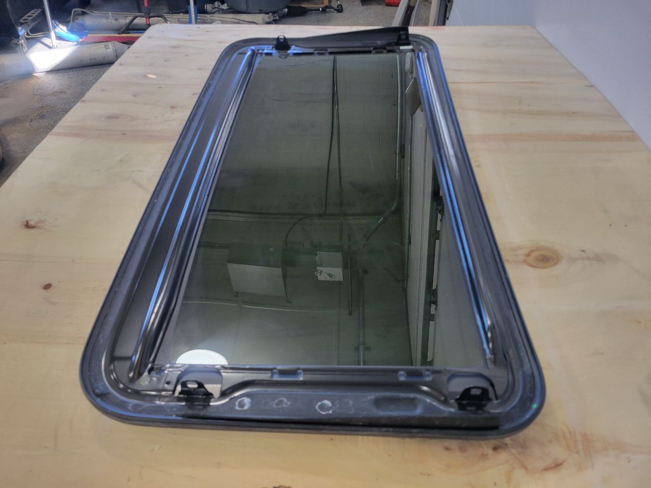2017 ESCALADE OEM SUN ROOF GLASS ONLY 27764 - image 7