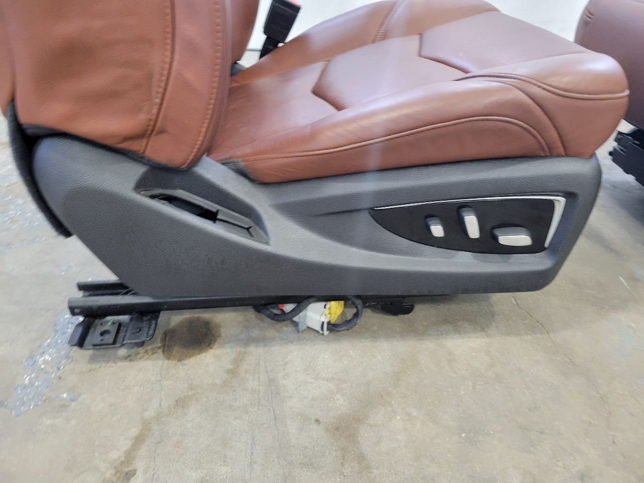 2017 ESCALADE FRONT VEHCCIO BROWN SEATS PAIR 27766 - image 6