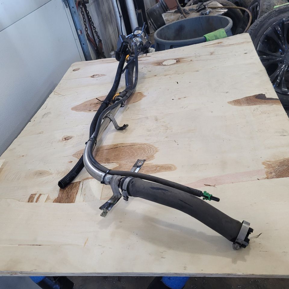 2017 ESCALADE OEM FUEL FILLER NECK 84224654 27781 - image 2