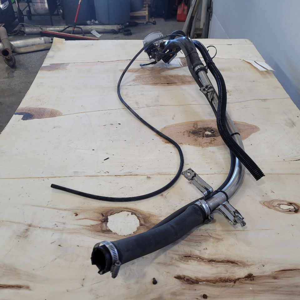 2017 ESCALADE OEM FUEL FILLER NECK 84224654 27781 - image 7