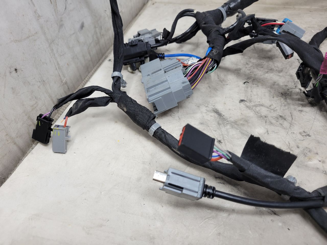 2017 ESCALADE CENTER CONSOLE WIRING HARNESS 27827 - image 4