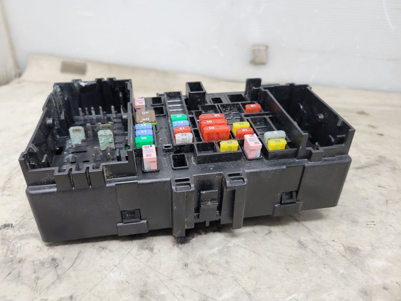 2017 ESCALADE DASH FUSE BOX WIRE JUNCTION 23418064 27829 - image 4