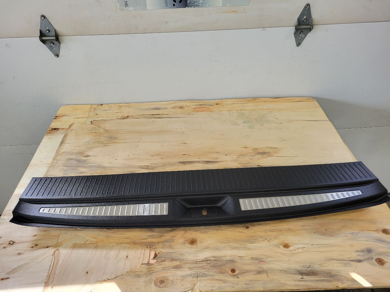 2017 ESCALADE REAR CARGO THRESHOLD SILL SCUFF PLAT 27837 - image 1