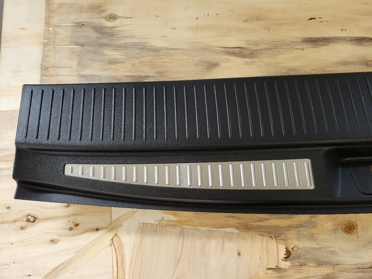 2017 ESCALADE REAR CARGO THRESHOLD SILL SCUFF PLAT 27837 - image 2
