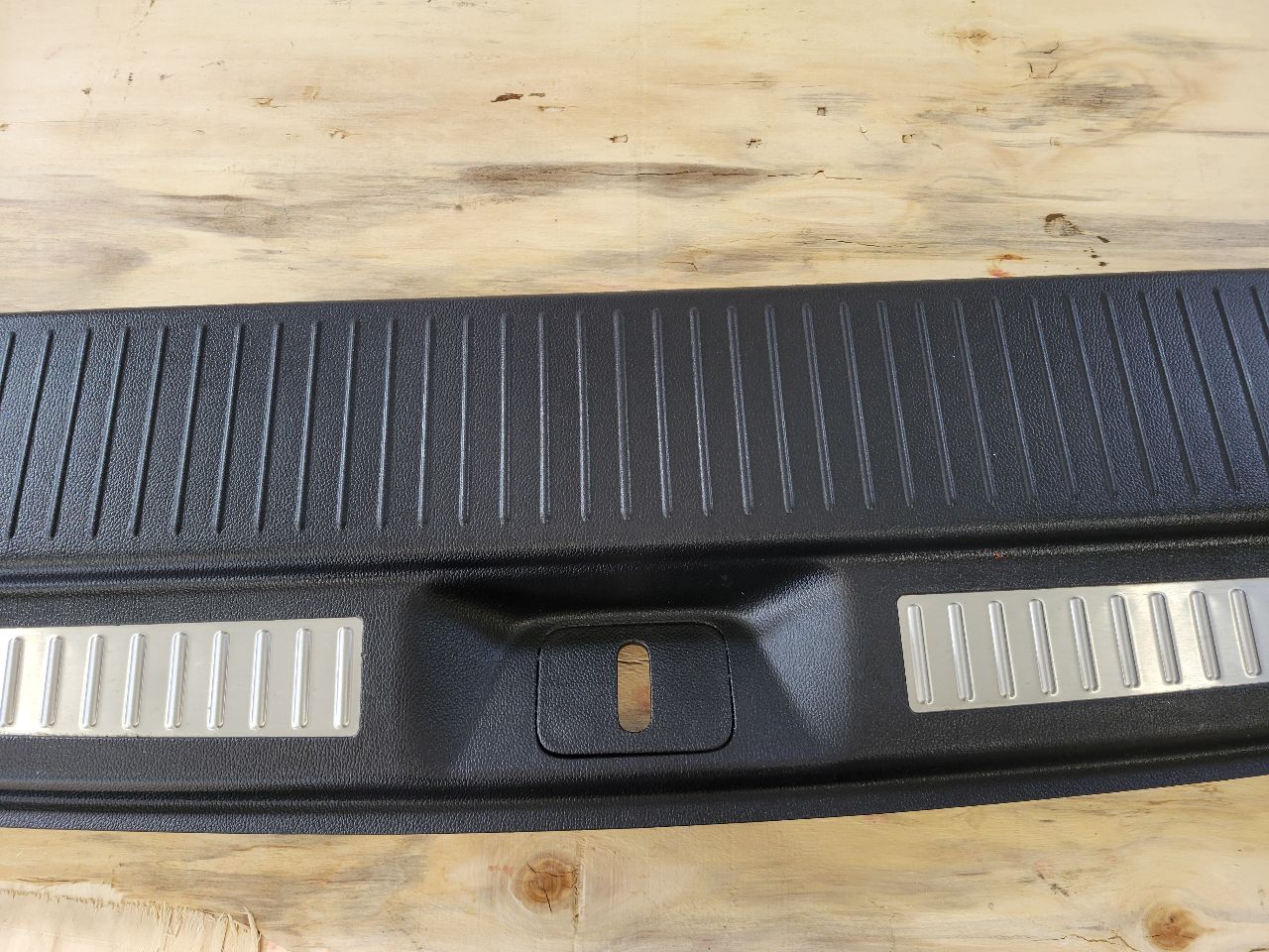 2017 ESCALADE REAR CARGO THRESHOLD SILL SCUFF PLAT 27837 - image 3