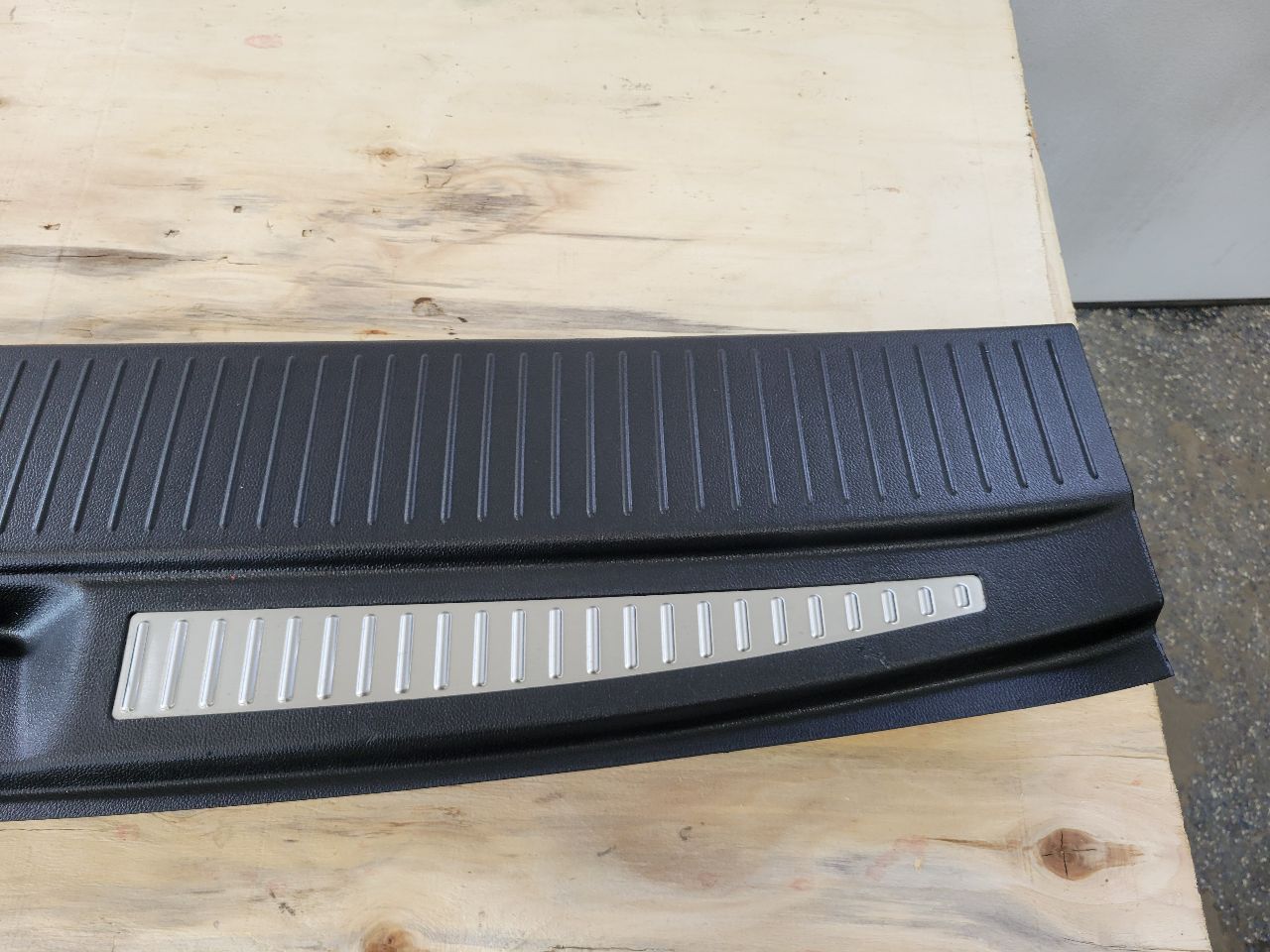 2017 ESCALADE REAR CARGO THRESHOLD SILL SCUFF PLAT 27837 - image 4