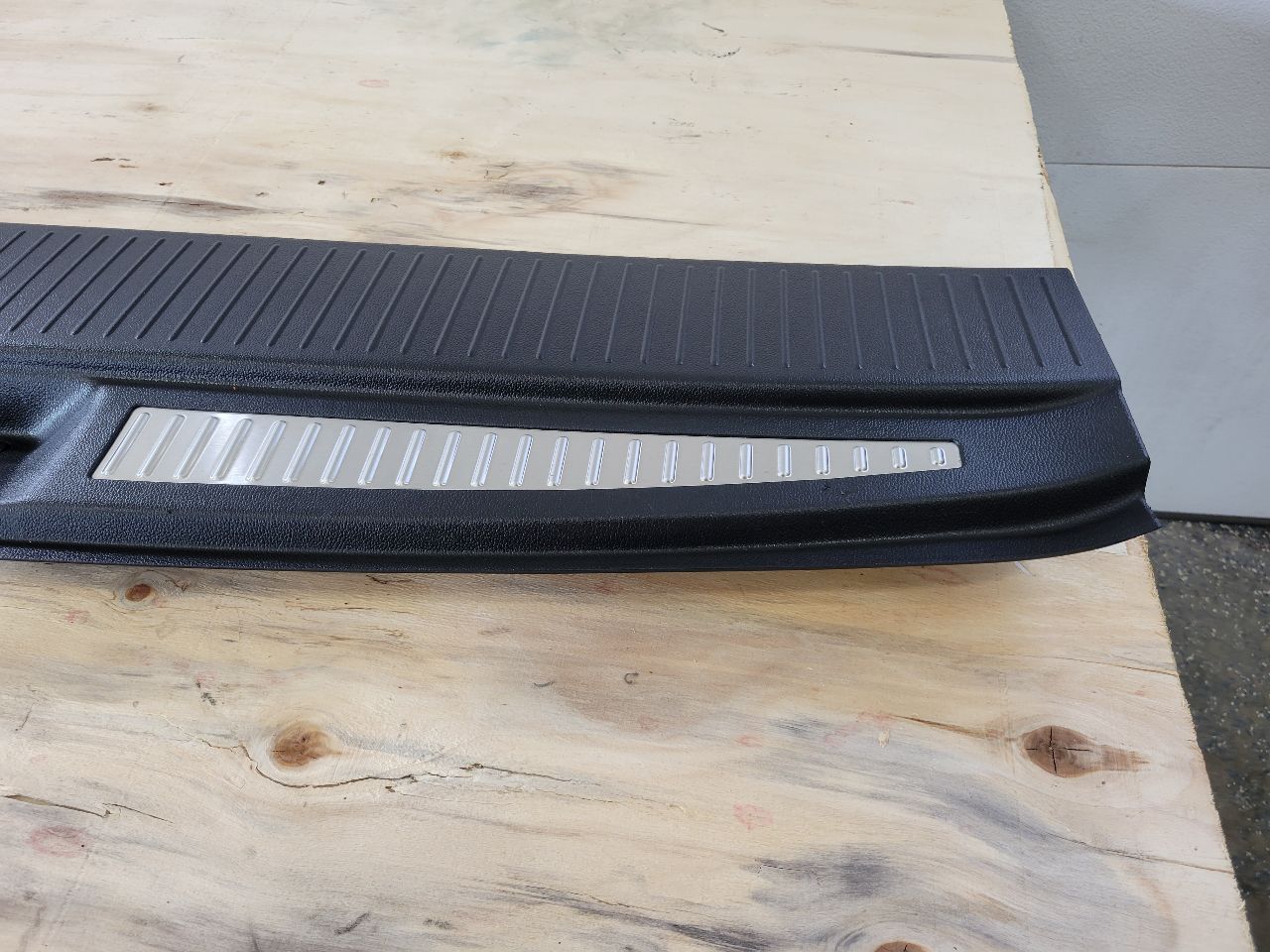 2017 ESCALADE REAR CARGO THRESHOLD SILL SCUFF PLAT 27837 - image 5