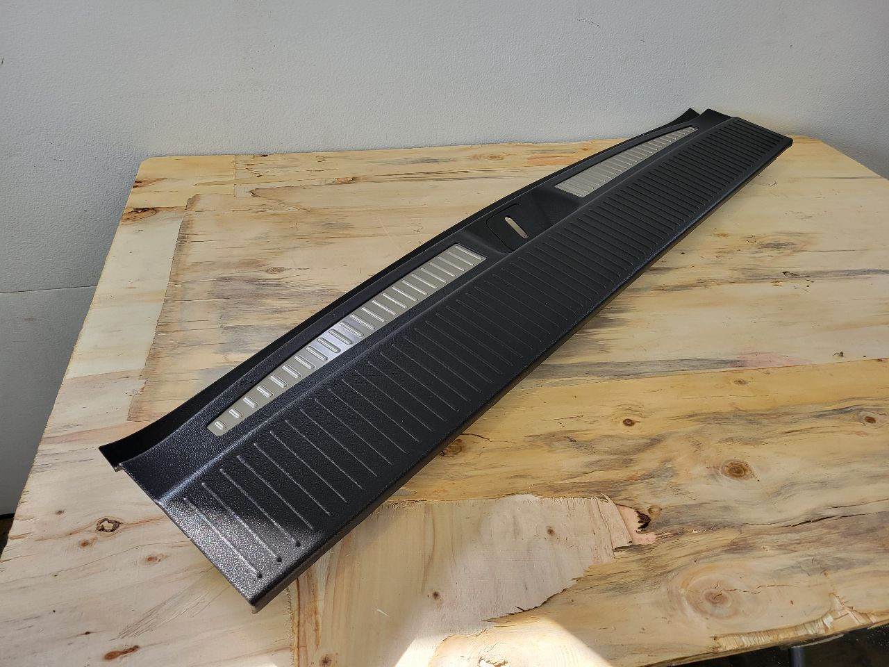 2017 ESCALADE REAR CARGO THRESHOLD SILL SCUFF PLAT 27837 - image 8