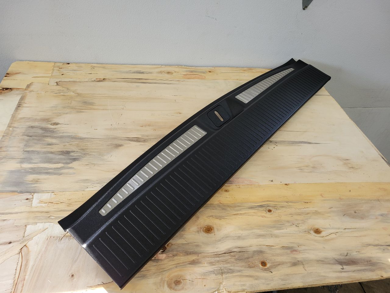 2017 ESCALADE REAR CARGO THRESHOLD SILL SCUFF PLAT 27837 - image 9