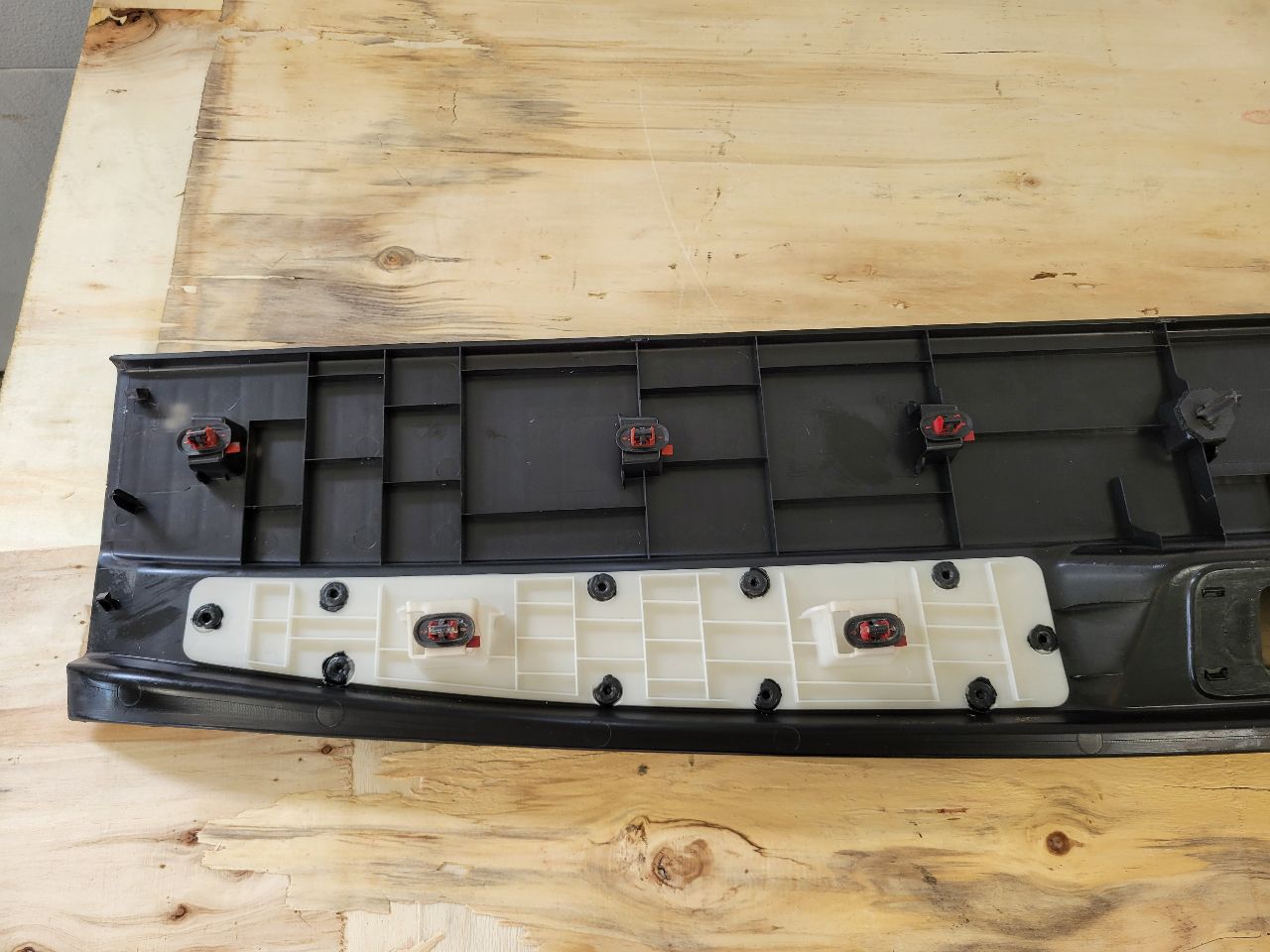 2017 ESCALADE REAR CARGO THRESHOLD SILL SCUFF PLAT 27837 - image 12