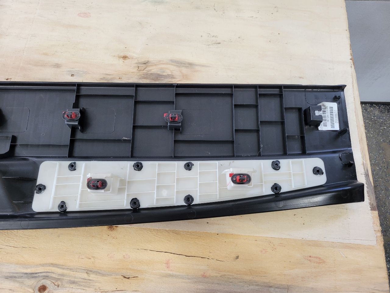 2017 ESCALADE REAR CARGO THRESHOLD SILL SCUFF PLAT 27837 - image 14