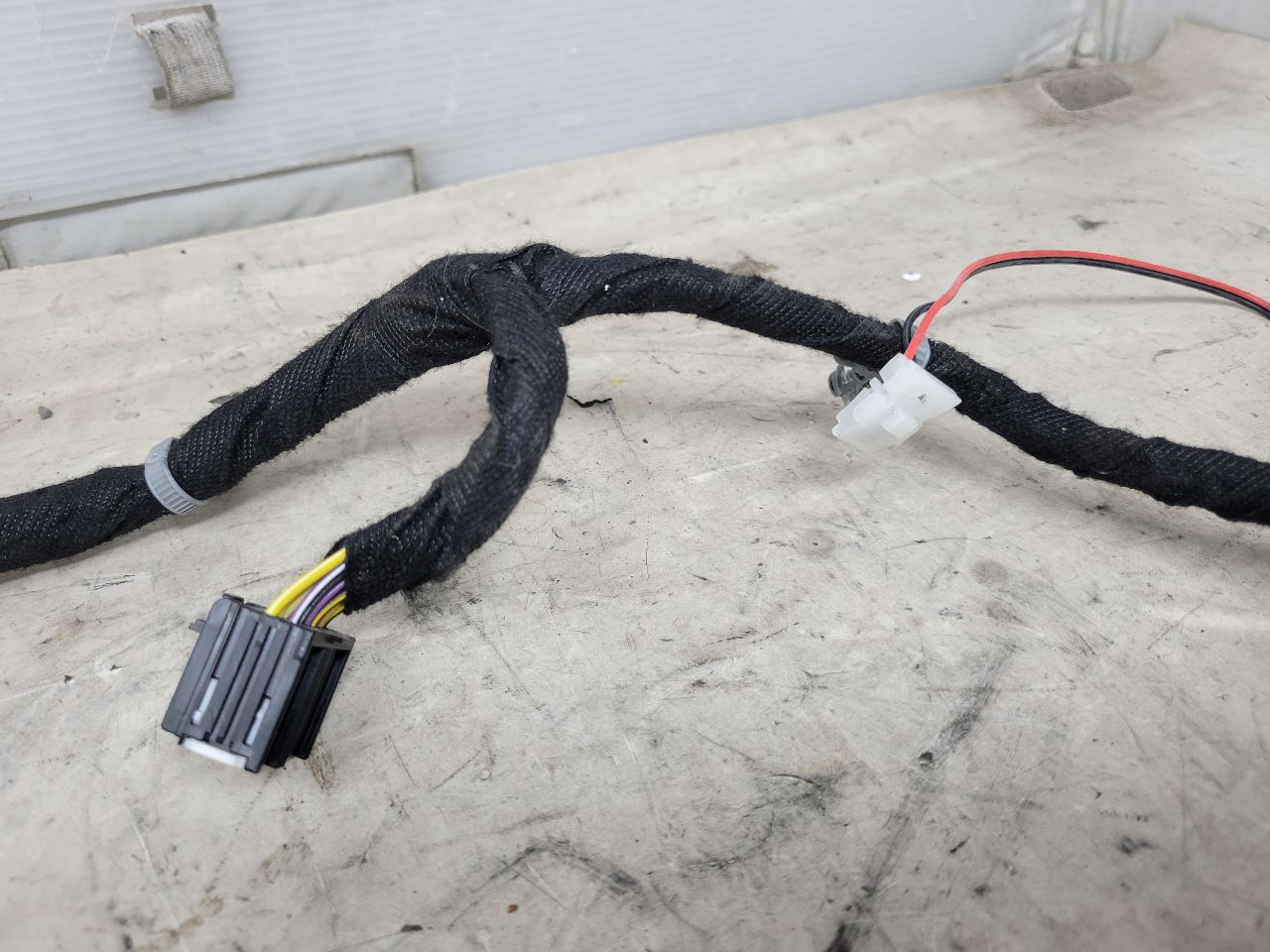 2017 ESCALADE FRONT RH DOOR PANEL WIRE 84030288 27849 - image 3