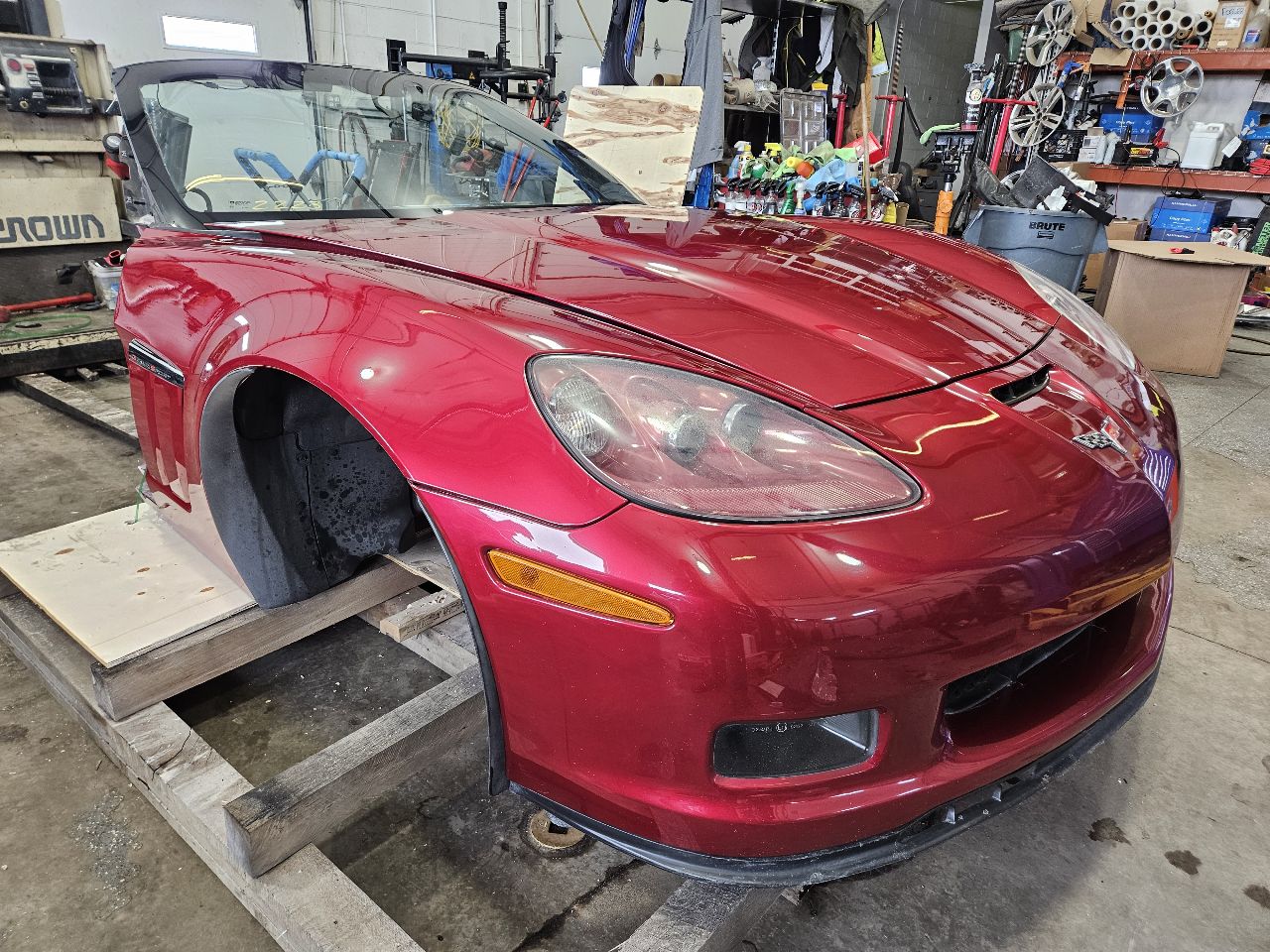 2011 CORVETTE FRONT CLIP CUT BEHIND A PILLAR 89U 27891 - image 3